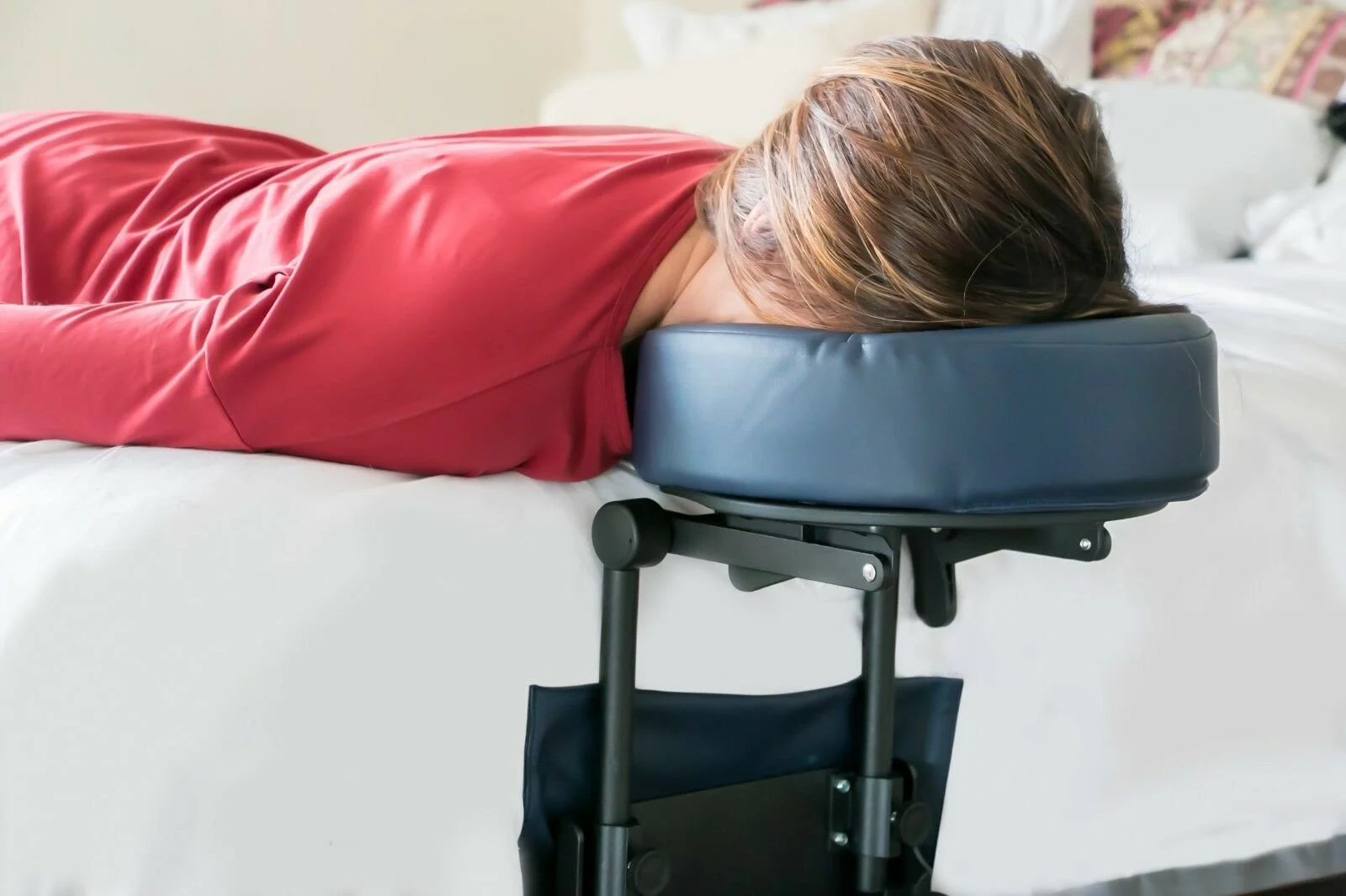 Person using the mattress attachment included with the Comfort Package